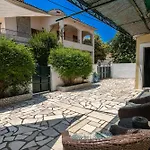 Lena's Traditional * איה אפימיה