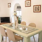Lena's Traditional איה אפימיה